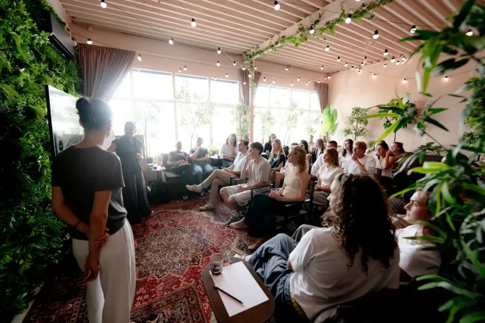 Trainingsruimte in Utrecht tijdens een kennissessie, met publiek in theateropstelling